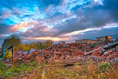 Şehre karşı dramatik bir sonbahar günbatımı gökyüzü zemin bir yıkılan bina kalıntıları