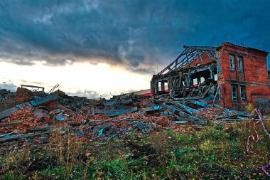 Şehre karşı dramatik bir sonbahar günbatımı gökyüzü zemin bir yıkılan bina kalıntıları