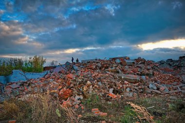 Şehre karşı dramatik bir sonbahar günbatımı gökyüzü zemin bir yıkılan bina kalıntıları