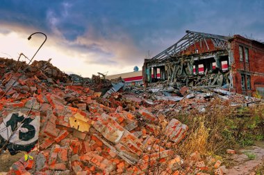 Şehre karşı dramatik bir sonbahar günbatımı gökyüzü zemin bir yıkılan bina kalıntıları