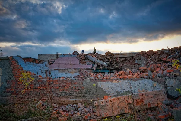 Şehre karşı dramatik bir sonbahar günbatımı gökyüzü zemin bir yıkılan bina kalıntıları