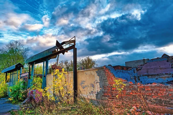 在一个戏剧性的秋季日落天空的背景下 在城市毁坏的建筑废墟 — 图库照片