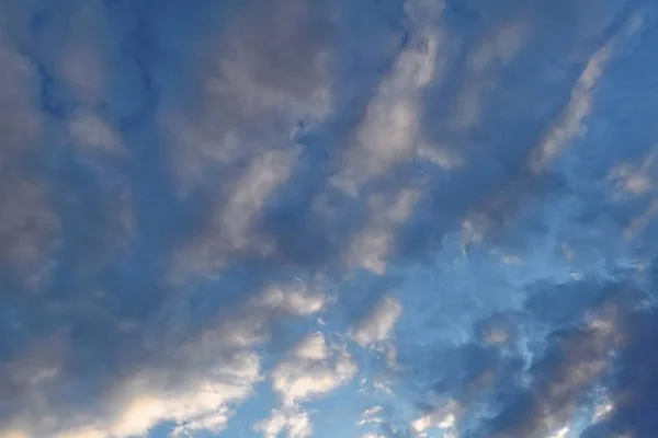 Błękitne Niebo Chmury Pierzaste Oświetlone Przez Promienie Słońca Ustawienie Nad — Zdjęcie stockowe