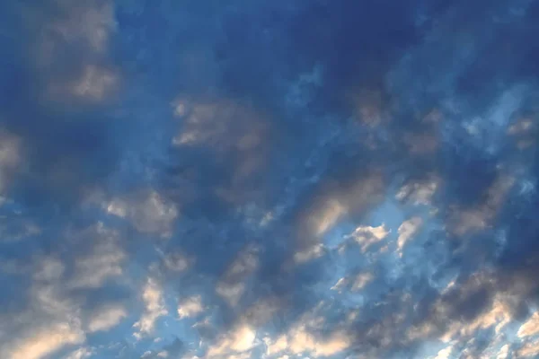 Nubes Plumosas Cielo Azul Son Iluminadas Por Los Rayos Del — Foto de Stock