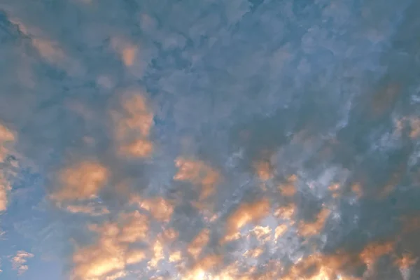 Πουπουλένια Σύννεφα Στο Μπλε Του Ουρανού Που Φωτίζονται Από Τις — Φωτογραφία Αρχείου