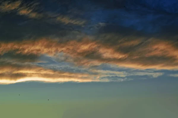 Dramatische Avondlucht Met Prachtige Wolken Verlicht Door Ondergaande Zon — Stockfoto