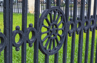 Eski bir dökme demir çit yakın çekim parçası