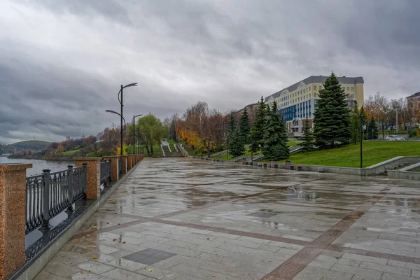 秋の雨の日ニジニ タギル スベルドロフスク地域ウラルの市池の堤防 — ストック写真