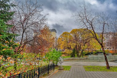 Şehir su birikintisi yağmurlu sonbahar günü Nizhny Tagil Sverdlovsk bölgesindeki Ural çıkabilir