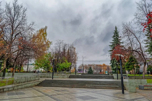 Şehir Birikintisi Yağmurlu Sonbahar Günü Nizhny Tagil Sverdlovsk Bölgesindeki Ural — Stok fotoğraf