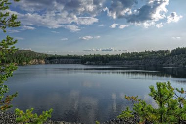 Göl kenarında ormandaki sonbahar manzara günbatımı