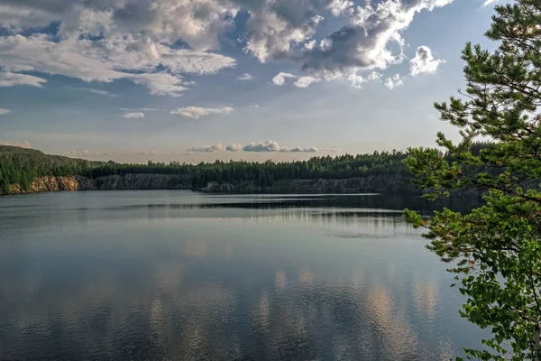 Herfst Landschap Zonsondergang Het Bos Aan Het Meer — Stockfoto