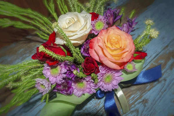 Schöner Strauß Roter Weißer Rosen Und Lila Chrysanthemen — Stockfoto