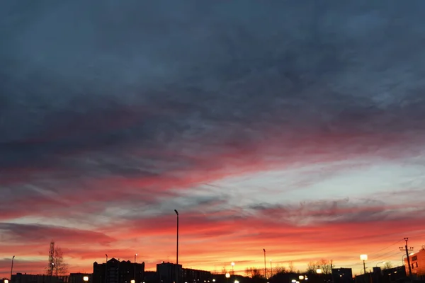 Облака Небе Освещаются Лучами Солнца Заходящими Горизонт — стоковое фото