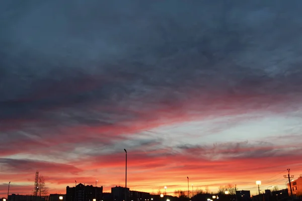 Nuvens Céu São Iluminadas Pelos Raios Sol Pondo Sobre Horizonte — Fotografia de Stock