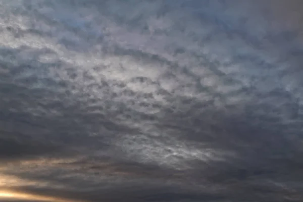 Feathery Clouds Blue Sky Illuminated Rays Sun Setting Horizon — Stock Photo, Image