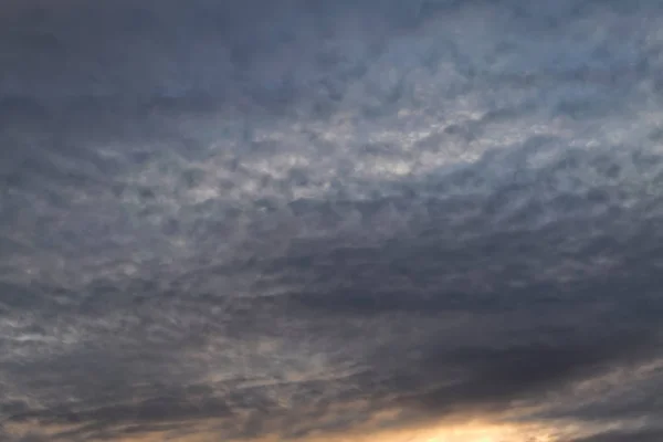 Awan Berbulu Langit Biru Diterangi Oleh Sinar Matahari Pengaturan Atas — Stok Foto