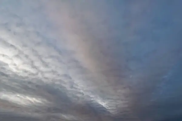 Awan Berbulu Langit Biru Diterangi Oleh Sinar Matahari Pengaturan Atas — Stok Foto