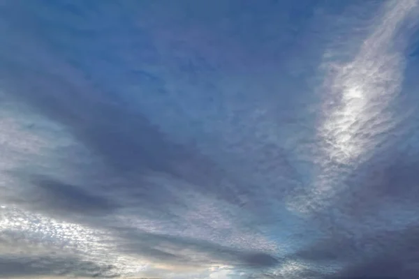 Awan Berbulu Langit Biru Diterangi Oleh Sinar Matahari Pengaturan Atas — Stok Foto