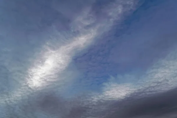 Federleichte Wolken Blauen Himmel Werden Von Den Strahlen Der Sonne — Stockfoto