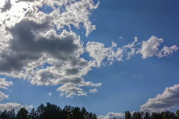 Céu Azul Verão Com Nuvens Brancas Cúmulo Iluminadas Pelo Sol — Fotografia de Stock