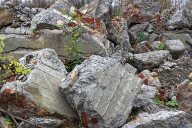 Gri beton kazık ve taşlar yıkılan binanın enkazı yığını. Etkisi imha arka plan.