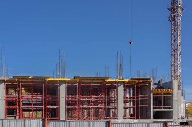 Mavi yaz göğün bir arka plan üzerinde bir alışveriş merkezi inşaatı vinç