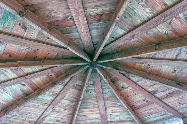 内部からの木製の屋根街路植樹クローズ アップ ビュー — ストック写真