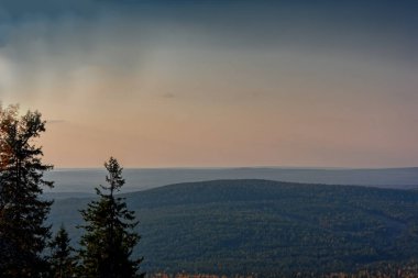 Dağın zirvesine sonbahar manzara manzara renkli sonbahar ormana gün batımında. Ural Dağları.