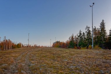 Dağın zirvesine sonbahar manzara manzara renkli sonbahar ormana gün batımında. Ural Dağları.