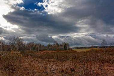 Bir bulutlu gökyüzü yağmurdan önce karşı sonbahar manzara