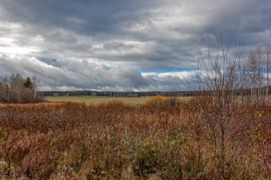 Bir bulutlu gökyüzü yağmurdan önce karşı sonbahar manzara