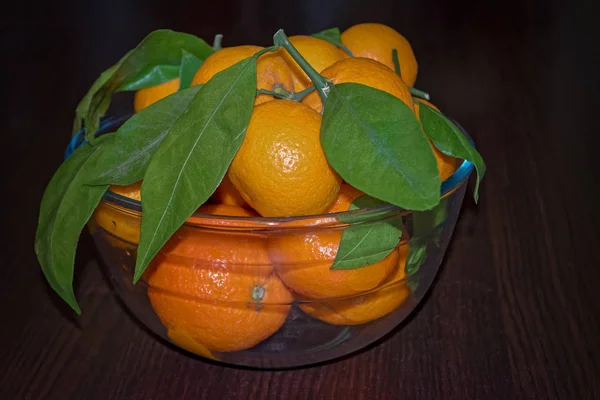 Mandarinas Con Hojas Una Placa Vidrio Sobre Fondo Rústico Madera — Foto de Stock