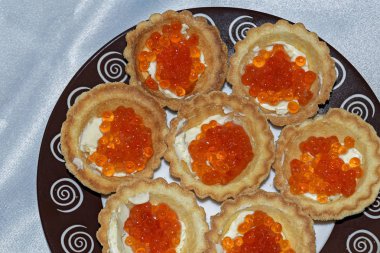 Tartlets kırmızı havyar ile kapatın. Yakın çekim somon havyar. Şarküteri. Gurme yiyecekler. Doku havyar. Deniz ürünleri.