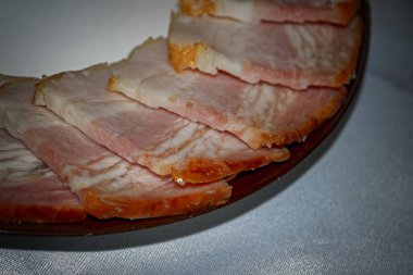 Döş bir tabak üzerinde dilimlenmiş. dilimlenmiş çiğ Dana Döş beyaz çanak üzerinde yakın çekim