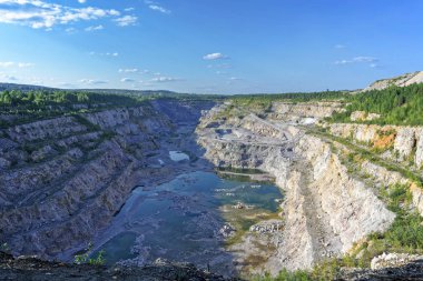 Büyük bir eski taş ocağı Dolomit incelemesi için yukarıdan yeraltı suyu ile sular altında
