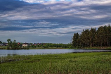 arka plan yaz aylarında göl günbatımı