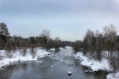 Nehir beyaz frost ile kaplı kış ve ağaç dallarında