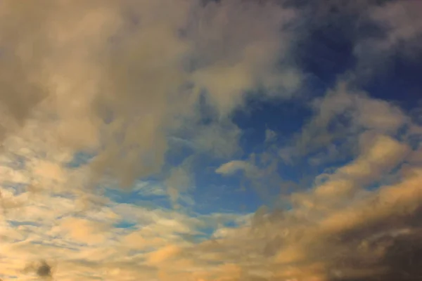 Langit Biru Dan Oranye Cahaya Matahari Melalui Awan Langit Musim — Stok Foto