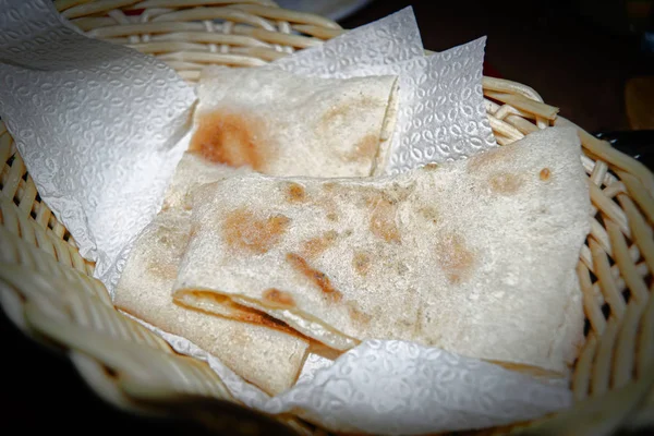 Επίπεδη Ψωμί Σύνθεση Στο Καλάθι Στο Εστιατόριο Tableclose — Φωτογραφία Αρχείου