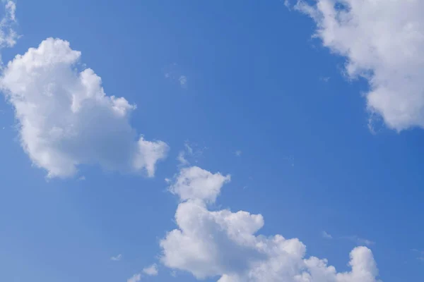 Nuages Blancs Clairs Dans Ciel Bleu Été Éclairé Par Les — Photo