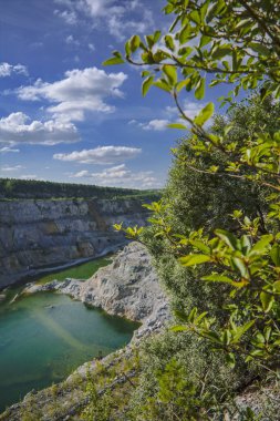 Büyük taş ocağı Dolomit su ile üstten görünüm