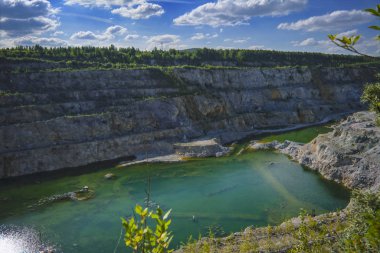 Büyük taş ocağı Dolomit su ile üstten görünüm