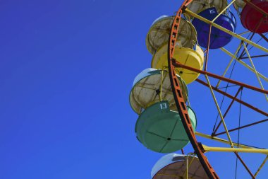 Multicolour dönme dolap mavi gökyüzü arka plan üzerinde