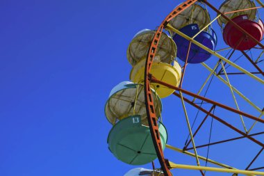 Multicolour dönme dolap mavi gökyüzü arka plan üzerinde