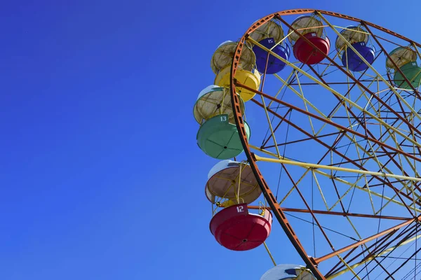 Multicolour dönme dolap mavi gökyüzü arka plan üzerinde