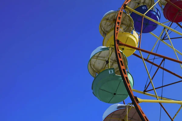 Multicolour dönme dolap mavi gökyüzü arka plan üzerinde