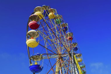 Multicolour dönme dolap mavi gökyüzü arka plan üzerinde