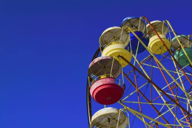 Multicolour dönme dolap mavi gökyüzü arka plan üzerinde