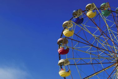 Multicolour dönme dolap mavi gökyüzü arka plan üzerinde